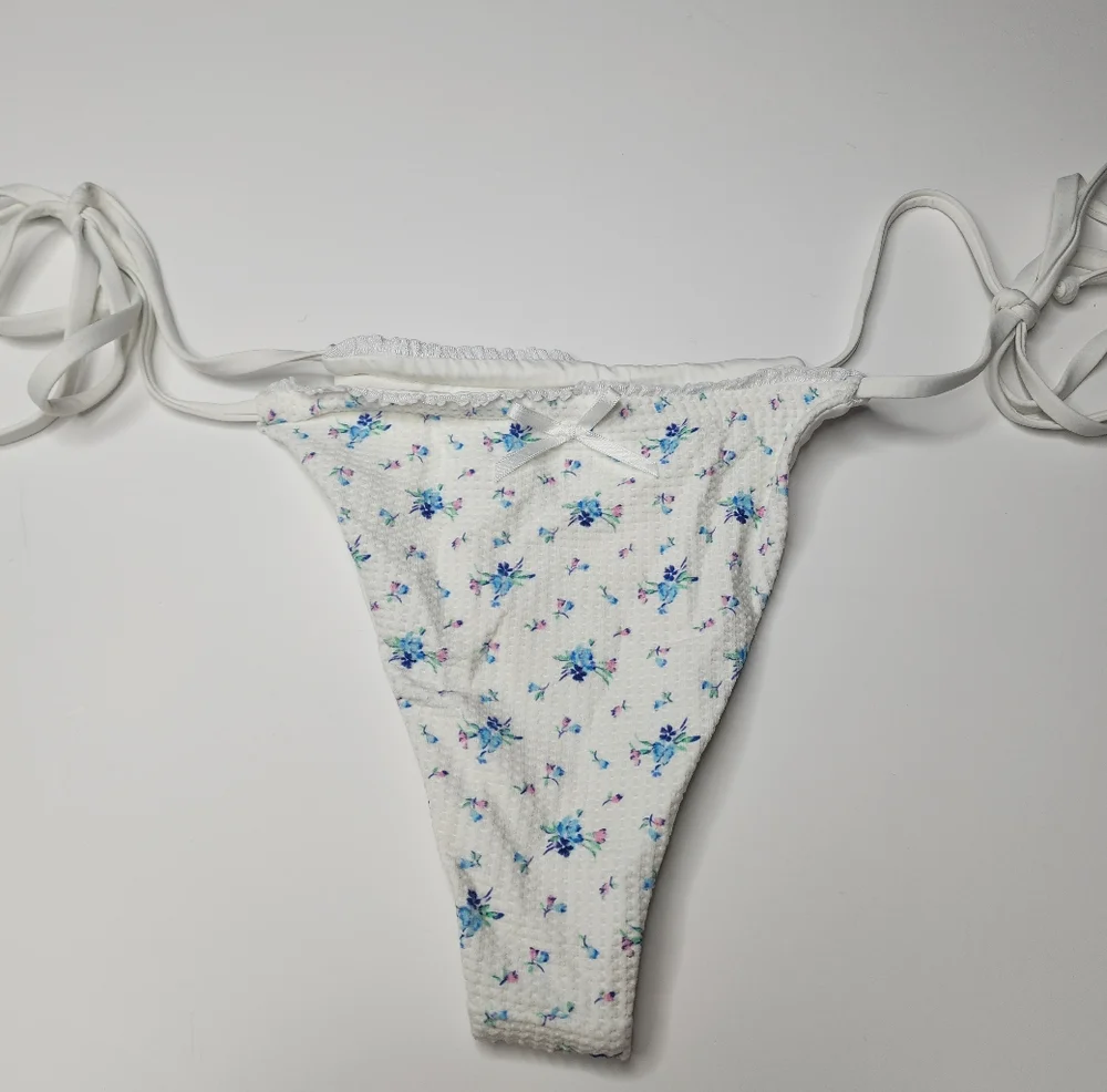 NEW Frankies Bikinis Waffle String Bikini Bottom Night Lilly White Medium